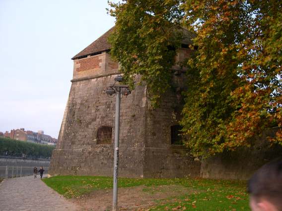  Fortification au bord du Doubs